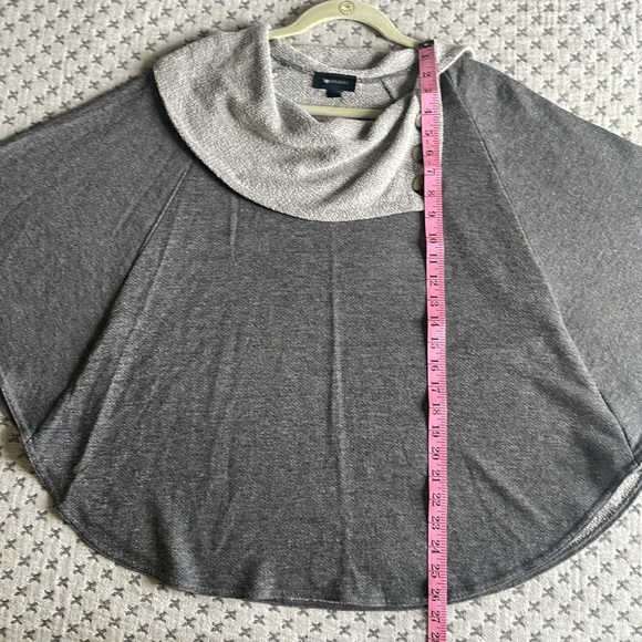 AB Studio Poncho - Picture 4 of 7